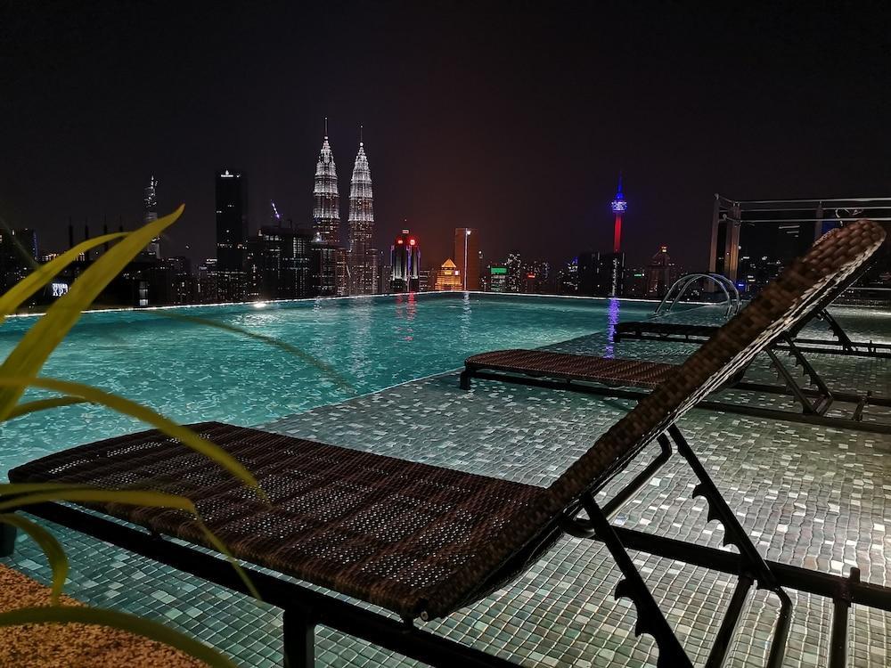 Expressionz Professional Suites By Mykey Global Kuala Lumpur Exteriér fotografie The swimming pool at the rooftop of Traders Hotel