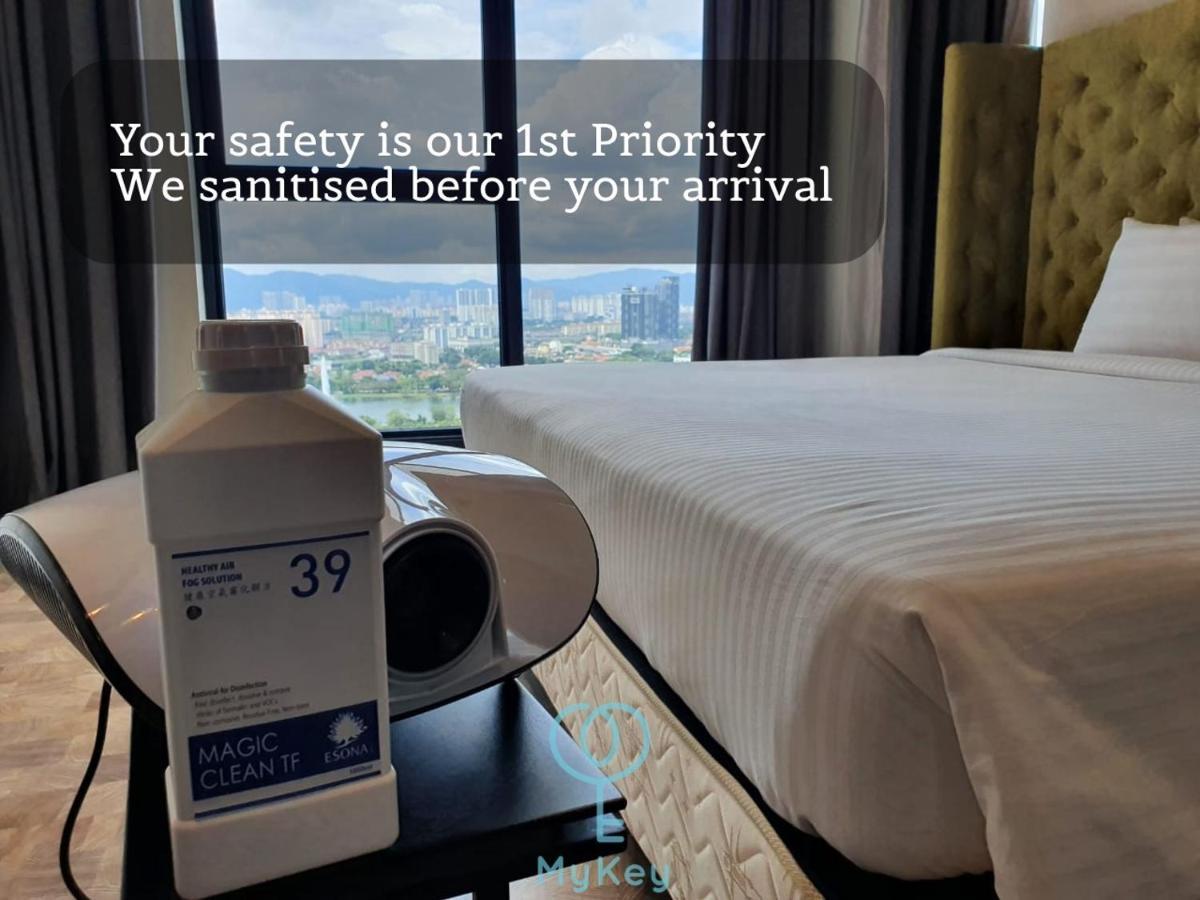 Expressionz Professional Suites By Mykey Global Kuala Lumpur Exteriér fotografie A hotel room in Malaysia with a bottle of hand sanitizer