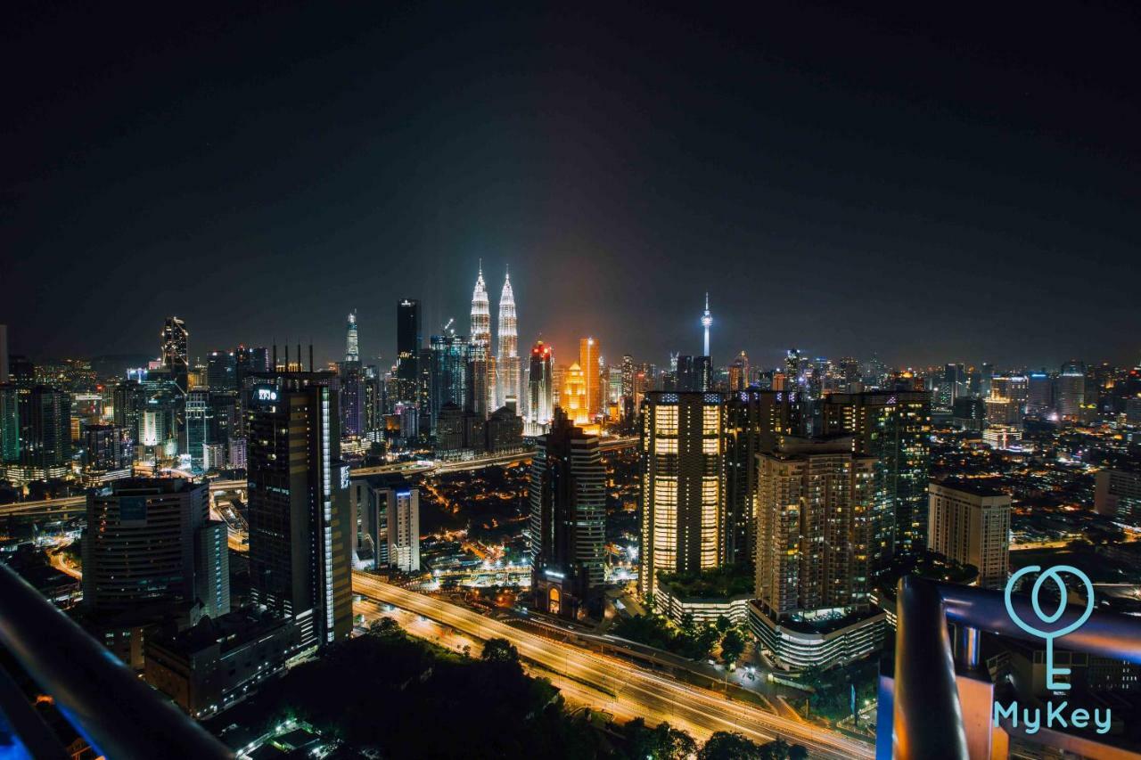 Expressionz Professional Suites By Mykey Global Kuala Lumpur Exteriér fotografie Kuala Lumpur skyline at night