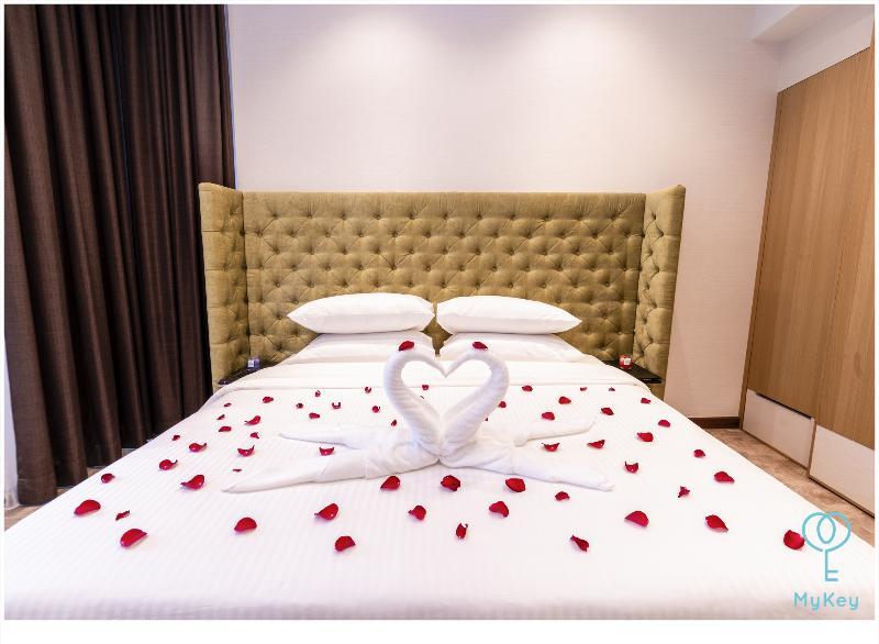 Expressionz Professional Suites By Mykey Global Kuala Lumpur Exteriér fotografie A bed with rose petals